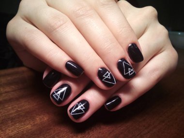 Manikürcü onu mükemmel bir manikürcüye dönüştürdü. Ellerinde cilalı jöle vardı ve müşteri mutluydu.