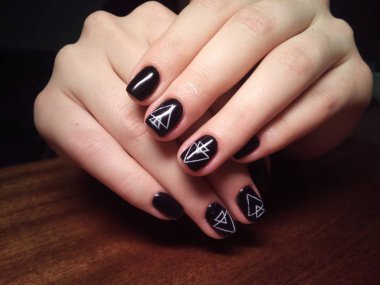 Manikürcü onu mükemmel bir manikürcüye dönüştürdü. Ellerinde cilalı jöle vardı ve müşteri mutluydu.