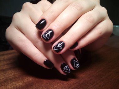 Manikürcü onu mükemmel bir manikürcüye dönüştürdü. Ellerinde cilalı jöle vardı ve müşteri mutluydu.