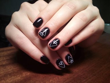 Manikürcü onu mükemmel bir manikürcüye dönüştürdü. Ellerinde cilalı jöle vardı ve müşteri mutluydu.