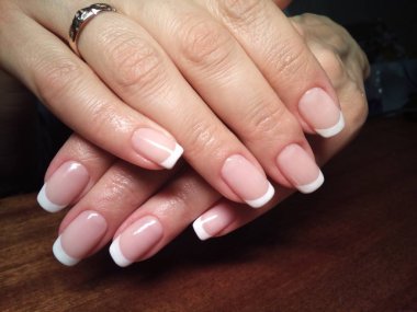 Manikürcü onu mükemmel bir manikürcüye dönüştürdü. Ellerinde cilalı jöle vardı ve müşteri mutluydu.