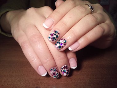 Manikürcü onu mükemmel bir manikürcüye dönüştürdü. Ellerinde cilalı jöle vardı ve müşteri mutluydu.