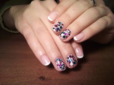 Manikürcü onu mükemmel bir manikürcüye dönüştürdü. Ellerinde cilalı jöle vardı ve müşteri mutluydu.