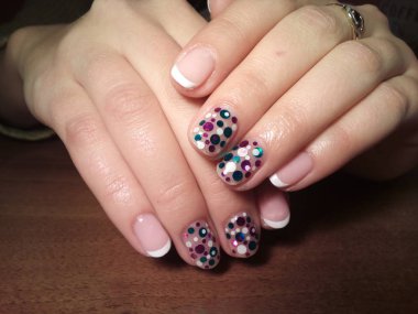 Manikürcü onu mükemmel bir manikürcüye dönüştürdü. Ellerinde cilalı jöle vardı ve müşteri mutluydu.