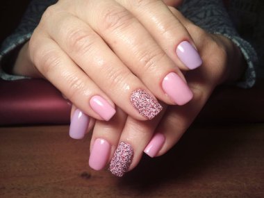 Manikürcü onu mükemmel bir manikürcüye dönüştürdü. Ellerinde cilalı jöle vardı ve müşteri mutluydu.