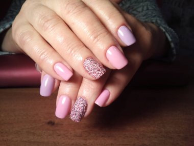 Manikürcü onu mükemmel bir manikürcüye dönüştürdü. Ellerinde cilalı jöle vardı ve müşteri mutluydu.