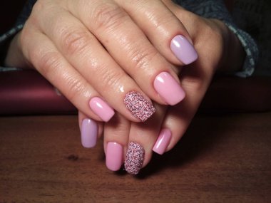 Manikürcü onu mükemmel bir manikürcüye dönüştürdü. Ellerinde cilalı jöle vardı ve müşteri mutluydu.