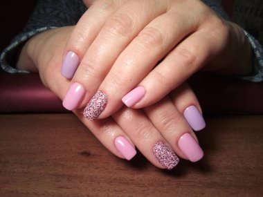 Manikürcü onu mükemmel bir manikürcüye dönüştürdü. Ellerinde cilalı jöle vardı ve müşteri mutluydu.