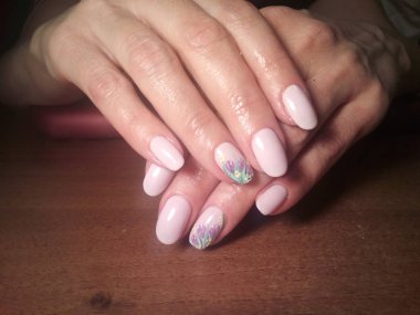 Manikürcü onu mükemmel bir manikürcüye dönüştürdü. Ellerinde cilalı jöle vardı ve müşteri mutluydu.