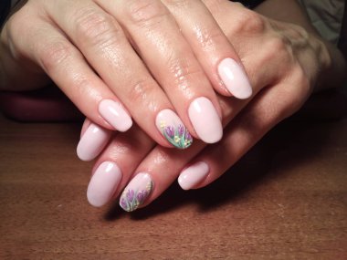 Manikürcü onu mükemmel bir manikürcüye dönüştürdü. Ellerinde cilalı jöle vardı ve müşteri mutluydu.