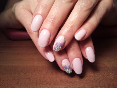 Manikürcü onu mükemmel bir manikürcüye dönüştürdü. Ellerinde cilalı jöle vardı ve müşteri mutluydu.