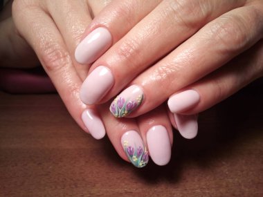 Manikürcü onu mükemmel bir manikürcüye dönüştürdü. Ellerinde cilalı jöle vardı ve müşteri mutluydu.