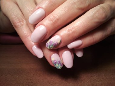 Manikürcü onu mükemmel bir manikürcüye dönüştürdü. Ellerinde cilalı jöle vardı ve müşteri mutluydu.