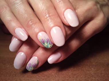 Manikürcü onu mükemmel bir manikürcüye dönüştürdü. Ellerinde cilalı jöle vardı ve müşteri mutluydu.