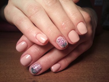 Manikürcü onu mükemmel bir manikürcüye dönüştürdü. Ellerinde cilalı jöle vardı ve müşteri mutluydu.