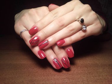 Manikürcü onu mükemmel bir manikürcüye dönüştürdü. Ellerinde cilalı jöle vardı ve müşteri mutluydu.