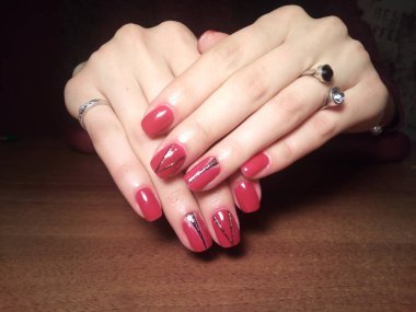 Manikürcü onu mükemmel bir manikürcüye dönüştürdü. Ellerinde cilalı jöle vardı ve müşteri mutluydu.