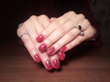 Manikürcü onu mükemmel bir manikürcüye dönüştürdü. Ellerinde cilalı jöle vardı ve müşteri mutluydu.