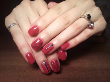 Manikürcü onu mükemmel bir manikürcüye dönüştürdü. Ellerinde cilalı jöle vardı ve müşteri mutluydu.