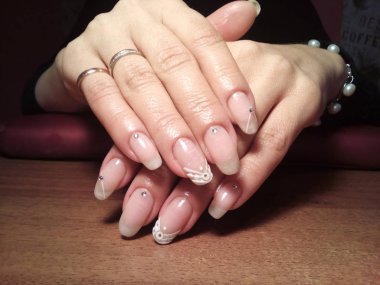 Manikürcü onu mükemmel bir manikürcüye dönüştürdü. Ellerinde cilalı jöle vardı ve müşteri mutluydu.