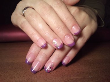 Manikürcü onu mükemmel bir manikürcüye dönüştürdü. Ellerinde cilalı jöle vardı ve müşteri mutluydu.