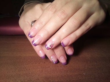 Manikürcü onu mükemmel bir manikürcüye dönüştürdü. Ellerinde cilalı jöle vardı ve müşteri mutluydu.