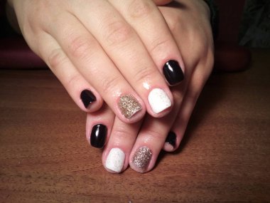 Manikürcü onu mükemmel bir manikürcüye dönüştürdü. Ellerinde cilalı jöle vardı ve müşteri mutluydu.