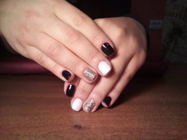 Manikürcü onu mükemmel bir manikürcüye dönüştürdü. Ellerinde cilalı jöle vardı ve müşteri mutluydu.