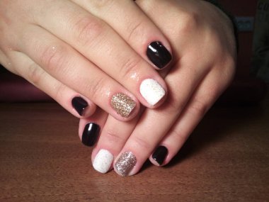 Manikürcü onu mükemmel bir manikürcüye dönüştürdü. Ellerinde cilalı jöle vardı ve müşteri mutluydu.