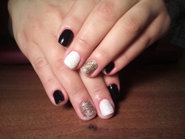 Manikürcü onu mükemmel bir manikürcüye dönüştürdü. Ellerinde cilalı jöle vardı ve müşteri mutluydu.