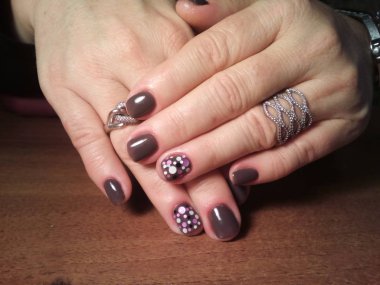 Manikürcü onu mükemmel bir manikürcüye dönüştürdü. Ellerinde cilalı jöle vardı ve müşteri mutluydu.