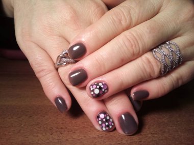 Manikürcü onu mükemmel bir manikürcüye dönüştürdü. Ellerinde cilalı jöle vardı ve müşteri mutluydu.