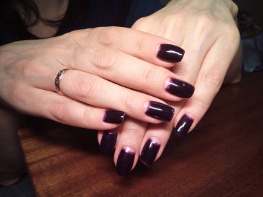 Manikürcü onu mükemmel bir manikürcüye dönüştürdü. Ellerinde cilalı jöle vardı ve müşteri mutluydu.