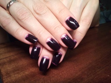 Manikürcü onu mükemmel bir manikürcüye dönüştürdü. Ellerinde cilalı jöle vardı ve müşteri mutluydu.