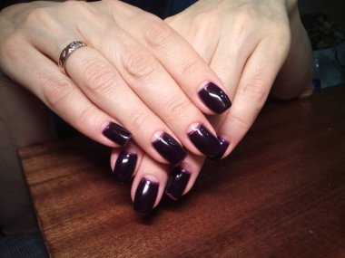 Manikürcü onu mükemmel bir manikürcüye dönüştürdü. Ellerinde cilalı jöle vardı ve müşteri mutluydu.