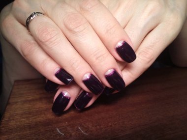 Manikürcü onu mükemmel bir manikürcüye dönüştürdü. Ellerinde cilalı jöle vardı ve müşteri mutluydu.