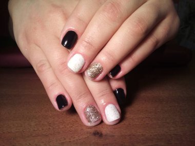 Manikürcü onu mükemmel bir manikürcüye dönüştürdü. Ellerinde cilalı jöle vardı ve müşteri mutluydu.