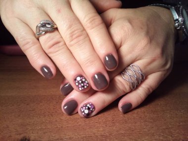 Manikürcü onu mükemmel bir manikürcüye dönüştürdü. Ellerinde cilalı jöle vardı ve müşteri mutluydu.