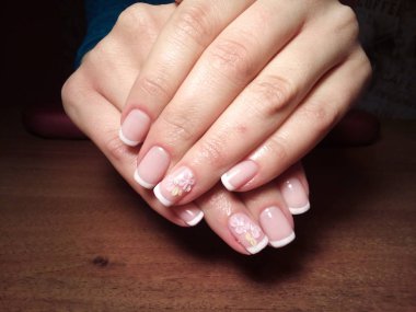 Manikürcü onu mükemmel bir manikürcüye dönüştürdü. Ellerinde cilalı jöle vardı ve müşteri mutluydu.