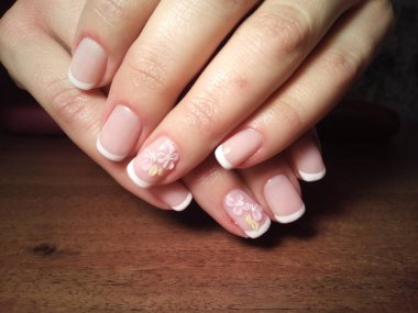 Manikürcü onu mükemmel bir manikürcüye dönüştürdü. Ellerinde cilalı jöle vardı ve müşteri mutluydu.