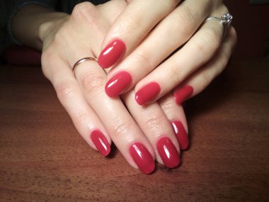 Manikürcü onu mükemmel bir manikürcüye dönüştürdü. Ellerinde cilalı jöle vardı ve müşteri mutluydu.