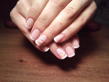 Manikürcü onu mükemmel bir manikürcüye dönüştürdü. Ellerinde cilalı jöle vardı ve müşteri mutluydu.