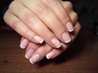 Manikürcü onu mükemmel bir manikürcüye dönüştürdü. Ellerinde cilalı jöle vardı ve müşteri mutluydu.