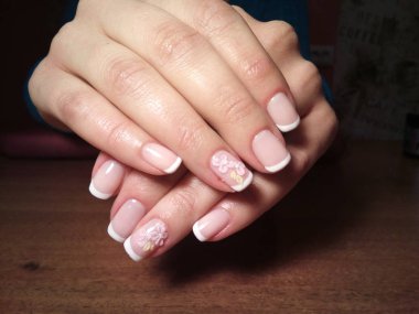 Manikürcü onu mükemmel bir manikürcüye dönüştürdü. Ellerinde cilalı jöle vardı ve müşteri mutluydu.