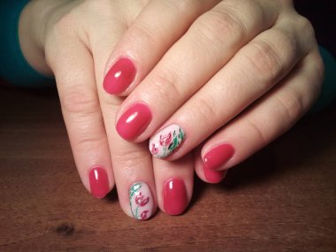 Manikürcü onu mükemmel bir manikürcüye dönüştürdü. Ellerinde cilalı jöle vardı ve müşteri mutluydu.