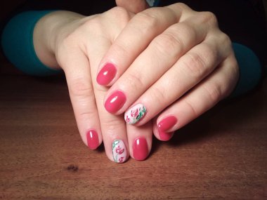 Manikürcü onu mükemmel bir manikürcüye dönüştürdü. Ellerinde cilalı jöle vardı ve müşteri mutluydu.