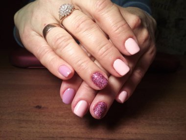 Manikürcü onu mükemmel bir manikürcüye dönüştürdü. Ellerinde cilalı jöle vardı ve müşteri mutluydu.