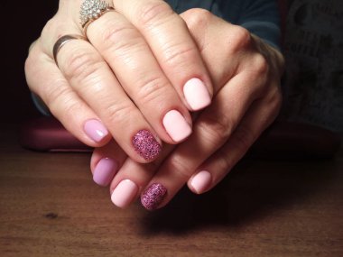 Manikürcü onu mükemmel bir manikürcüye dönüştürdü. Ellerinde cilalı jöle vardı ve müşteri mutluydu.