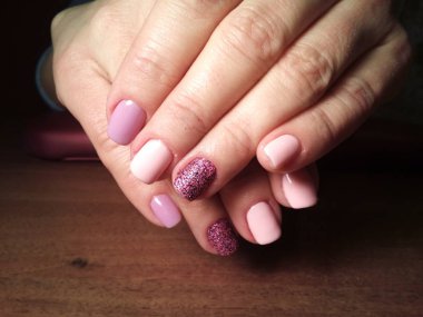 Manikürcü onu mükemmel bir manikürcüye dönüştürdü. Ellerinde cilalı jöle vardı ve müşteri mutluydu.