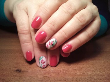 Manikürcü onu mükemmel bir manikürcüye dönüştürdü. Ellerinde cilalı jöle vardı ve müşteri mutluydu.